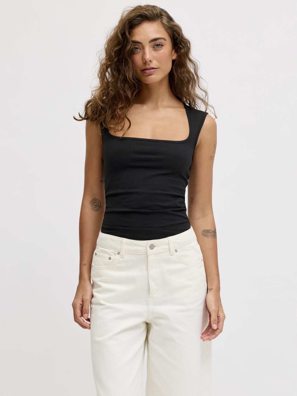 model_shot-front